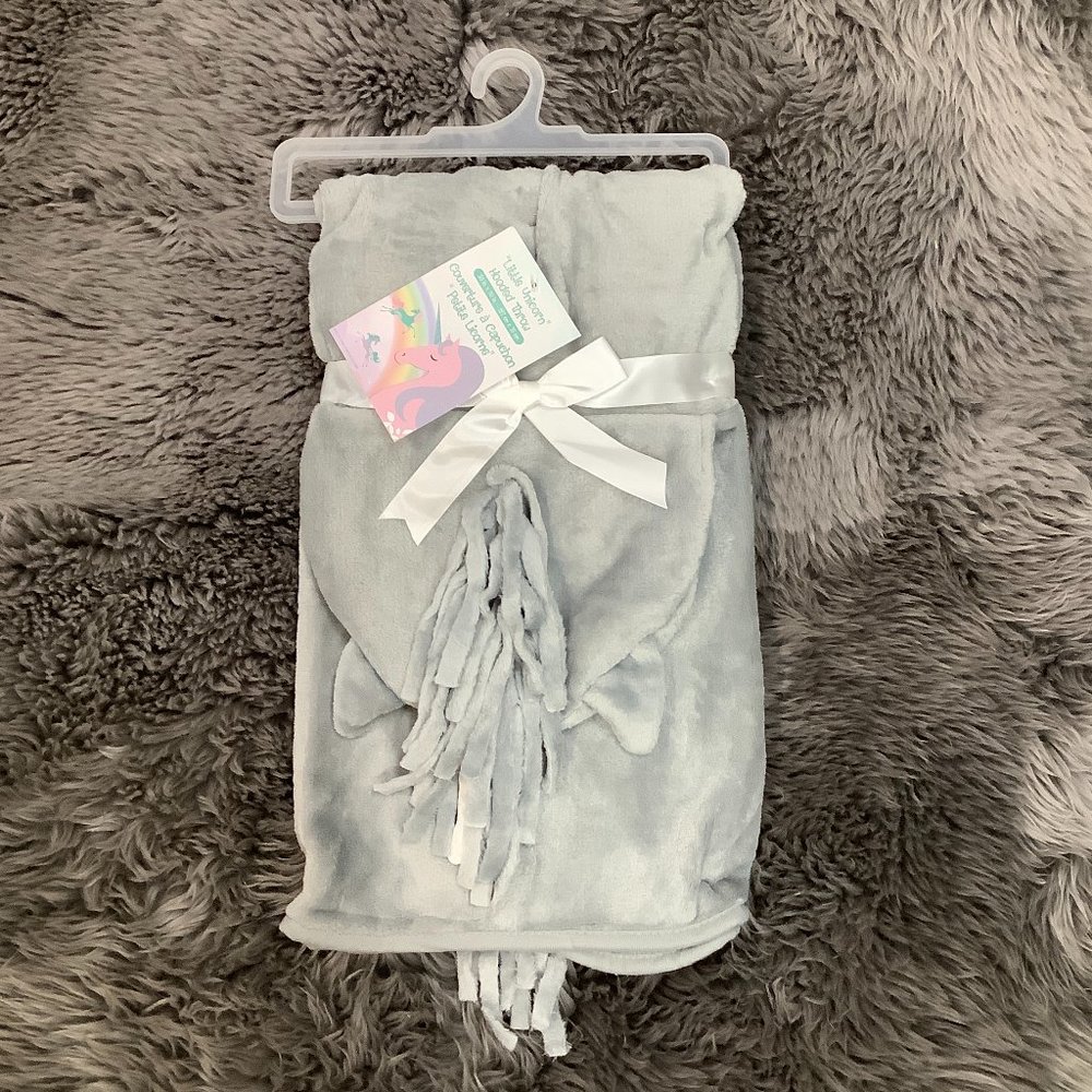 Safdie Girl's Little Unicorn Hooded Blanket: Light Grey / One Size